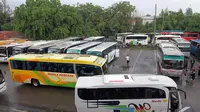 Sejumlah bus antarprovinsi dipersiapkan untuk mengangkut penumpang menjelang Natal dan Tahun Baru, Jakarta, Senin (8/12/2014). (Liputan6.com/Miftahul Hayat)