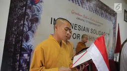 Perwakilan dari agama budha membacakan doa saat deklarasi solidaritas Indonesia untuk Rohingnya di Museum Kebangkitan Nasional, Jakarta, Selasa (12/9). (Liputan6.com/Faizal Fanani)