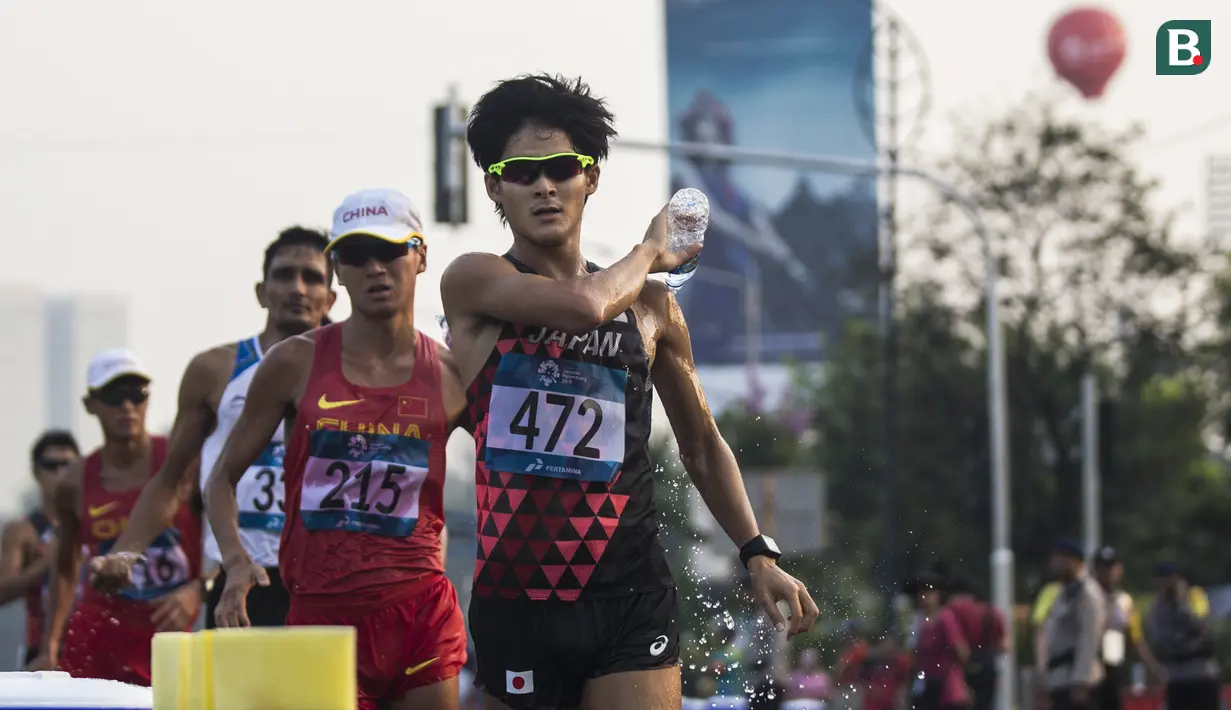 Pejalan cepat Jepang, Satoshi Maruo, saat menyelesaikan lomba nomor jalan cepat 50 kilometer cabang atletik Asian Games XVIII di Senayan, Jakarta, Kamis (29/8/2018). Dirinya finish posisi keempat. (Bola.com/Vitalis Yogi Trisna)