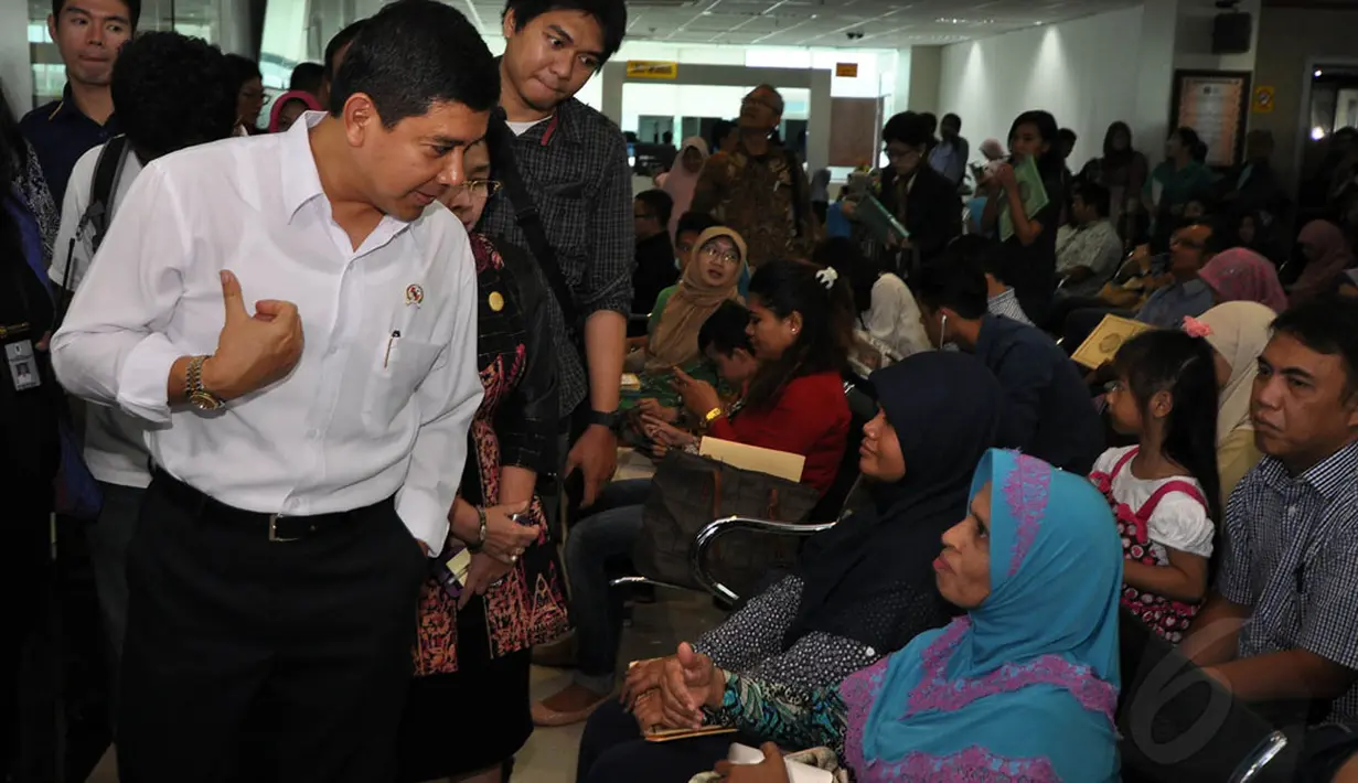 Men PAN-RB, Yuddy Chrisnandi melakukan sidak di beberapa kantor pelayanan publik, Jakarta, Jumat (2/1/2015). Tampak Men PAN-RB, Yuddy Chrisnandi (kiri) berbincang dengan warga di salah satu tempat pelayanan publik. (Liputan6.com/Miftahul Hayat)