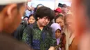 Pihak keluarga tak kuasa melepas kepergian musisi senior yang telah berusia 77 tahun itu. Vokalis Koes Plus itu dimakamkan satu pusara dengan Tonny Koeswoyo pada Sabtu (6/1). (Daniel Kampua/Bintang.com)