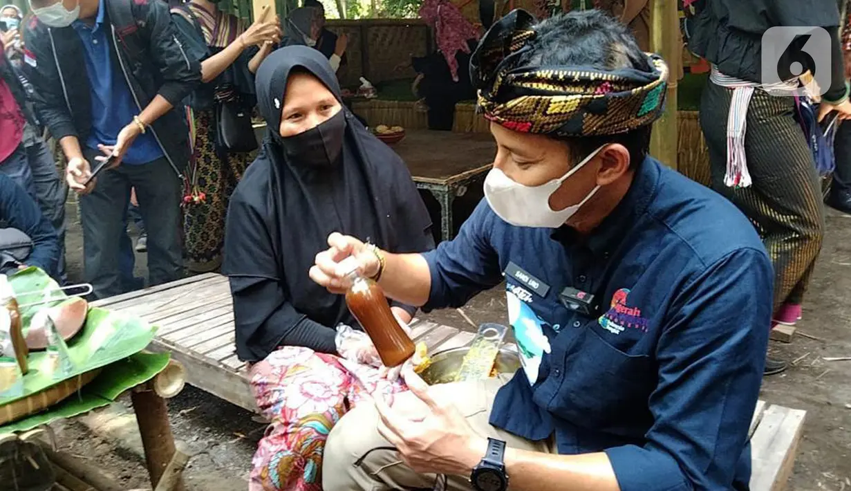 Menteri Parekraf Sandiaga Salahuddin Uno berbincang dengan penjual jamu Ibu Lomin di Desa Wisata Bonjeruk, Kecamatan Jonggat, Lombok Tengah, NTT, Kamis (4/11/2021). Ibu Lomin mengeluhkan masih harus melakukan pekerjaan dengan sangat tradisional. (Liputan6.com/HO/Parekraf)
