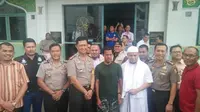 Pimpinan Pesantren Az-Zikra Ustad Arifin ilham ajukan penagguhan penahanan tersangka penghina simbol negara Nurul Fahmi (Liputan6.com/Nafiysul Qodar)