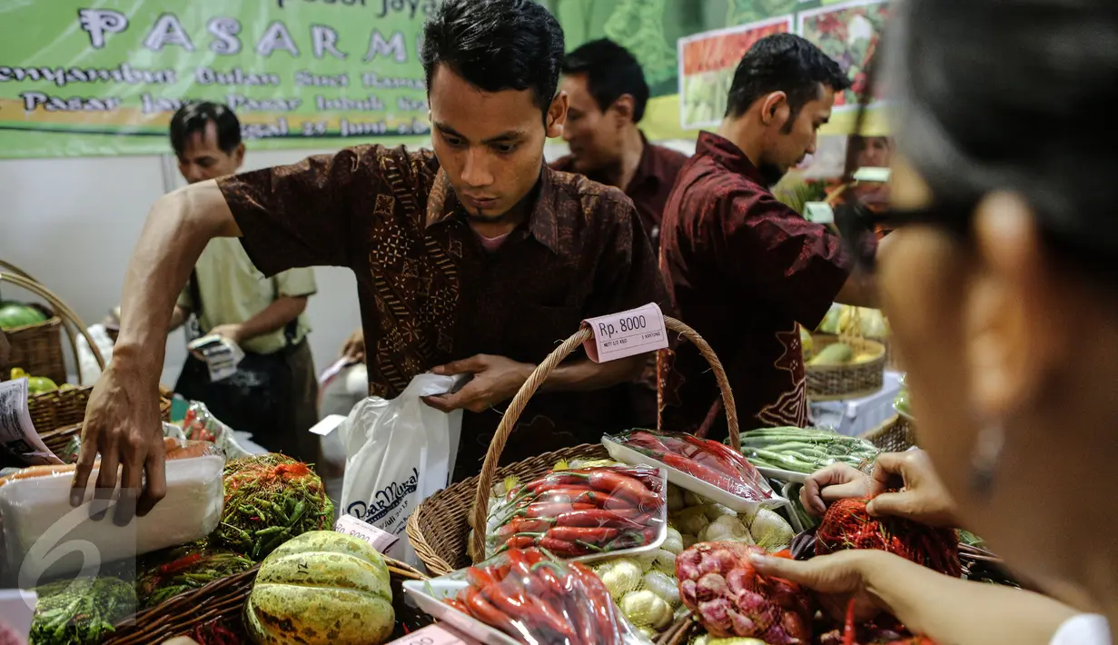Suasana pasar murah yang digelar Kemendag, Jakarta, Kamis (25/6/2015). Kegiatan ini untuk memudahkan masyarakat mendapatkan kebutuhan pokok murah selama Ramadan. (Liputan6.com/Faizal Fanani)