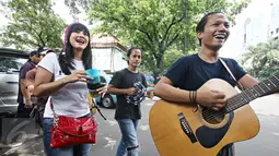 Cut Memey menyanyi bersama pengamen di kawasan Blok M, Jakarta Selatan, Senin (7/12/2015). Dalam rangka merayakan HUT-nya yang ke-35, Cut Memey bersama sejumlah pengamen tampil untuk menghibur warga saat jam makan siang. (Liputan6.com/Immanuel Antonius)