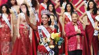 Bunga Jelita Ibrani menyapa penonton usai terpilih sebagai Puteri Indonesia 2017 pada malam Grand Final Putri Indonesia 2017 di JCC, Jakarta, Sabtu (1/3) dini hari. Bunga akan mengikuti ajang Miss Universe, pada 2018. (Liputan6.com/Angga Yuniar)