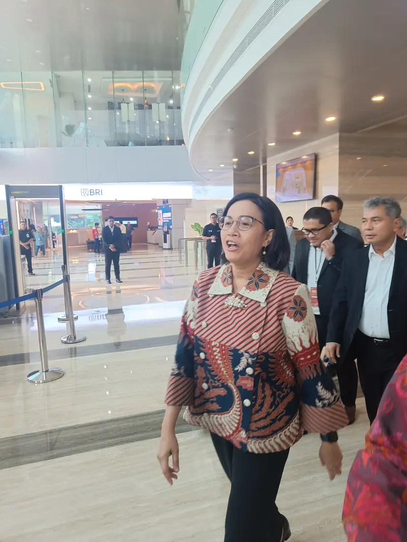 Menteri Keuangan (Menkeu) Sri Mulyani Indrawari usai acara BRI Microfinance Outlook 2024 di Menara Brilian, Jakarta, Kamis (7/3/2024). Sri Mulyani berkomentar soal penurunan suku bunga Fed. (Sulaeman/Liputan6.com)