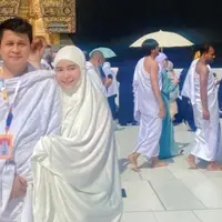 Syifa perdana umroh bersama suami dan calon anak pertama yang masih dalam kandungan. (Instagram @syifaasyifaaa)