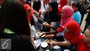 Antusias pengunjung saat hendak mencicipi menu makanan sehat dalam dalam acara bazar 'Food for Heart' , Jakarta, Minggu (27/9/2015). Acara tersebut digelar dalam rangka memperingati Hari Jantung Sedunia 2015. (Liputan6.com/Yoppy Renato)
