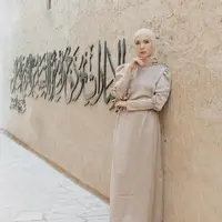 Gamis dengan aksen puff di bagian lengan juga bisa bikin penampilanmu semakin menawan. Seperti look pesinetron Ratna Galih ini. (Instagram/ratnagalih).