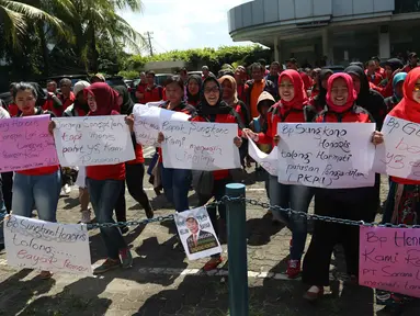 Puluhan mantan karyawan 7-Eleven (Sevel) membawa poster saat melakukan aksi di Jakarta, Rabu (22/2). Mereka mendesak agar PT Sevel Indonesia (MSI) segera membayarkan pesangon. (Liputan6.com/Angga Yuniar)