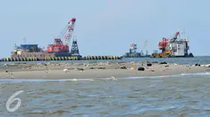 Alat berat digunakan untuk menyelesaikan proyek Pulau G Reklamasi Teluk Jakarta di Muara Angke, Jakarta, Selasa (5/4). Izin reklamasi Pulau G yang sudah keluar kini tengah menjadi subjek gugatan di PTUN Jakarta. (Liputan6.com/Gempur M Surya)