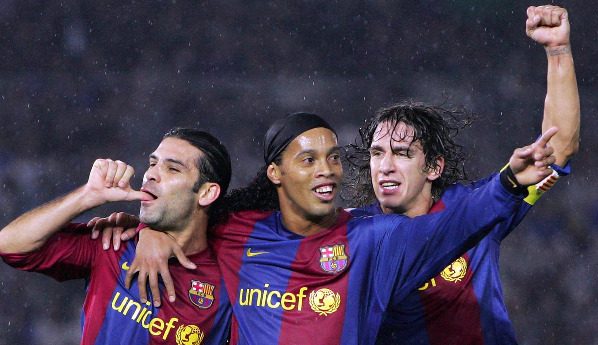 Pemain Barcelona, merayakan gol yang dicetak Rafael Marquez ke gawang America pada Piala Dunia antar klub di Yokohama, Kamis (14/12/2006). Eks bintang Barcelona ini mendapat sanksi dari Departemen Keuangan AS karena kasus narkoba. (AFP/Kazuhiro Nogi)