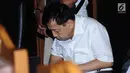 Tersangka korupsi proyek E-KTP Setya Novanto (tengah) jelang mengikuti sidang perdana di Pengadilan Tipikor, Jakarta, Rabu (13/12). Sidang beragendakan pembacaan dakwaan dari Jaksa Penuntut Umum KPK. (Liputan6.com/Helmi Fithriansyah)