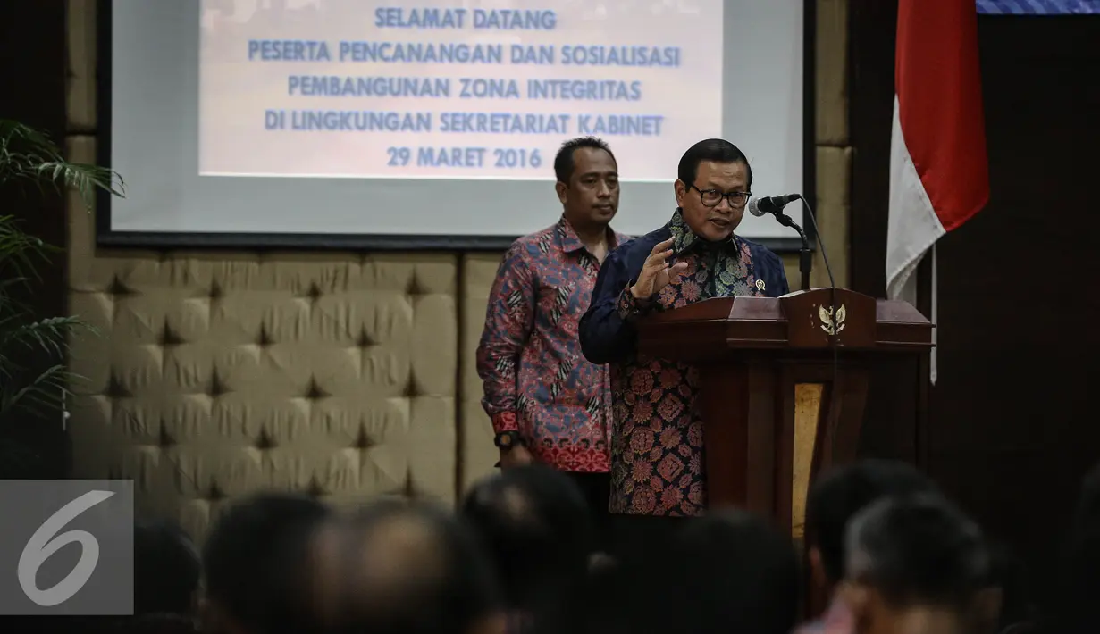 Sekretaris Kabinet Pramono Anung memberikan sambutan dalam acara pencanangan dan sosialisasi pembangunan zona integritas di Sekretariat Kabinet RI, Jakarta, Selasa (29/3). (Liputan6.com/Faizal Fanani)