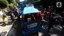 Petugas mengevakuasi bus AKAP trayek Tasikmalaya-Jakarta yang mengalami kecelakaan menabrak tembok pembatas jalan di kawasan Cisarua, Bogor, Rabu (28/6/2023). (merdeka.com/Arie Basuki)