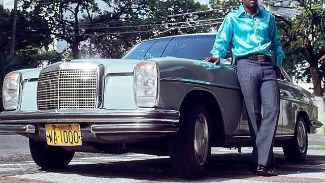 Pele berpose di salah satu mobil Mercedes-Benz  (Autojosh)