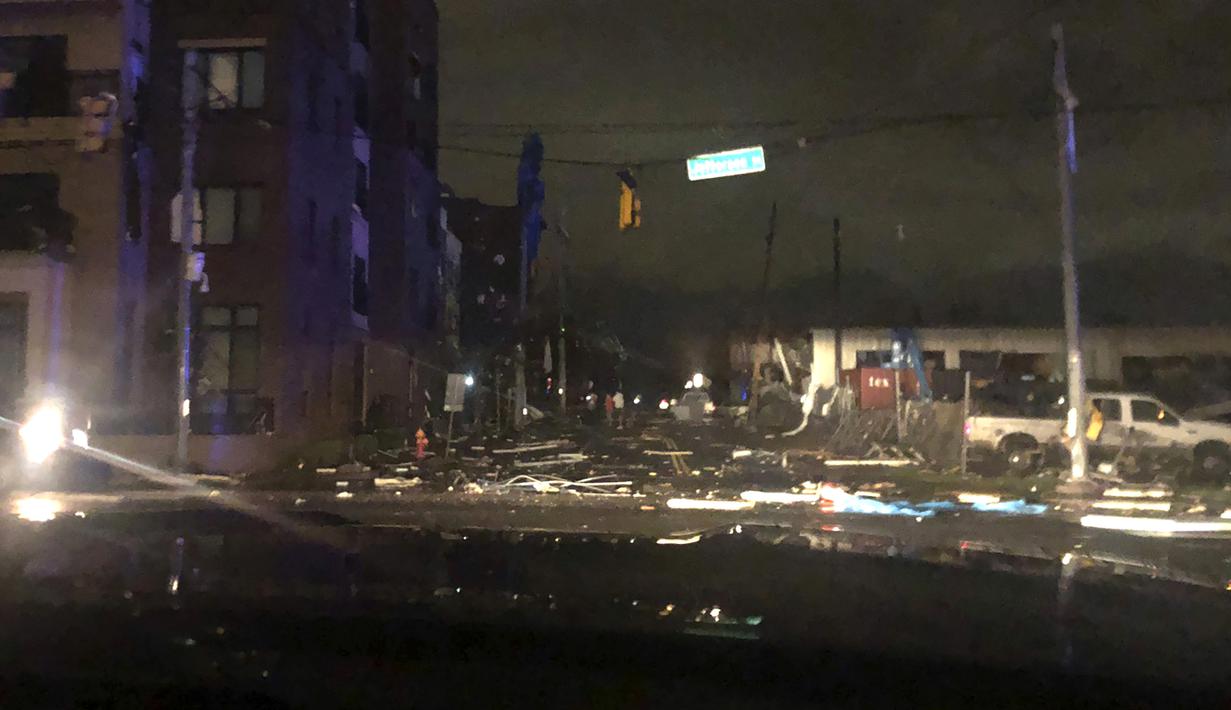 Puing-puing tersebar di jalanan setelah tornado menghantam Nashville, Selasa (3/3/2020). Saat ini, listrik di wilayah yang terkena tornado dipadamkan. Cuaca buruk disertai petir masih terjadi. (Celia Darrough via AP)