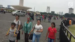 Sejumlah pengunjung menikmati suasana kawasan Silang Monumen Nasional (Monas), Jakarta, Sabtu (30/12). Monumen setinggi 132 meter tersebut tak pernah sepi dari pengunjung, apalagi bila menjelang tahun baru. (Liputan6.com/Immanuel Antonius)