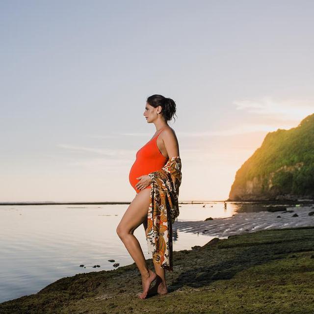 5 Seleb Ini Pamer Baby Bump Saat Pakai Baju Renang Hot Liputan6 Com