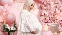 Lewat akun Instagramnya, Syahrini mengungkap foto sehari jelang melahirkan Princess R. Dia mengenakan busana putih berenda. (Foto: Instagram/ princessyahrini)