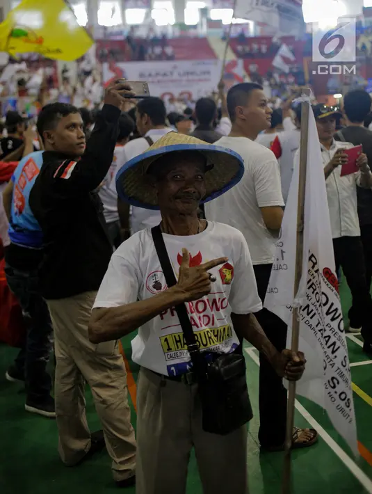 Seorang pendukung berpose saat menghadiri kampanye terbuka Calon Wakil Presiden nomor urut 02 Sandiaga Uno di Gelanggang Remaja Jakarta Utara, Senin (25/3). Ketua Umum PAN Zulkifli Hasan turut hadir mendampingi Sandiaga terkait acara kampanye terbuka di lokasi tersebut. (Liputan6.com/Faizal Fanani)