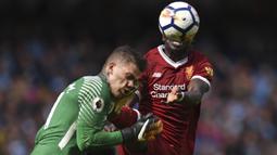1. Terjadi insiden mengerikan saat laga Manchester City melawan Liverpool, dimana kaki dari Sadio Mane mendarat di wajah dari Ederson Moraes. Akibat kejadian ini kiper City itu mengalami luka parah dan Mane diganjar kartu merah. (AFP/Oli Scarff)