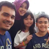 Rina Gunawan dan Teddy Syah bersama dua orang anaknya (Instagram/@rinagunawan28)