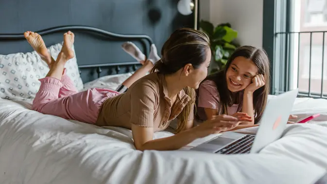 Anak Mulai Tertarik Lawan Jenis? Tenang, Bunda!