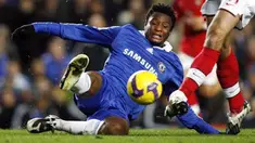 Chelsea's John Obi Mikel slides to intercept the ball from Arsenal's Dutch player Robin van Persie during the Premiership match at Stamford Bridge in London on November 30, 2008. AFP PHOTO/Adrian Dennis