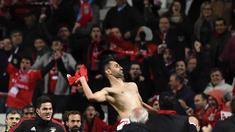 Pemain Benfica, Jonas merayakan golnya ke gawang Zenit pada leg pertama 16 besar Liga Champions di Estadio do Sport Lisboa, Rabu (17/2/2016) dini hari WIB. (AFP / Francisco Leong)