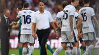 Pelatih Inter Milan, Simone Inzaghi, tak puas anak asuhnya hanya mampu bermain imbang 2-2 kontra Genoa pada laga pekan perdana Serie A di Stadion Luigi Ferraris, Genoa, Sabtu (17/8/2024) dini hari WIB. (AFP/MARCO BERTORELLO)