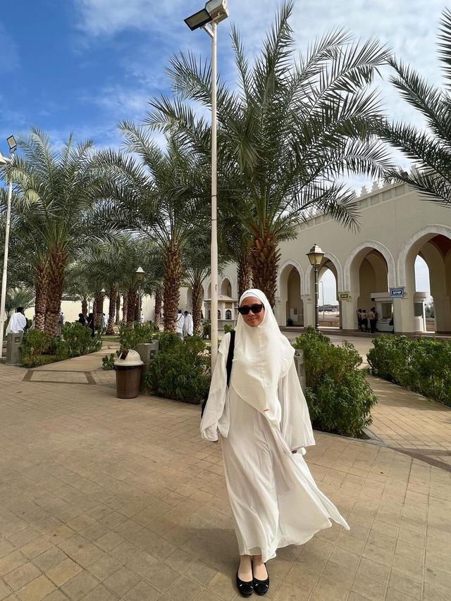 7 Potret Shenina Cinnamon Jalani Ibadah Umroh, Penampilan Berhijab Curi Perhatian