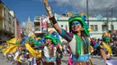 Orang-orang mengambil bagian dalam parade "Canto a la Tierra" selama Karnaval Hitam dan Putih di Pasto, Kolombia, Jumat (3/1/2020). Karnaval yang telah diakui oleh UNESCO sejak 2009 tersebut berlangsung setiap Januari. (Photo by Raul ARBOLEDA / AFP)