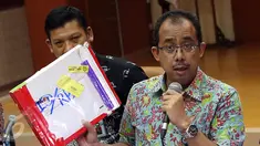 Direktur Jenderal Bea dan Cukai ‎Heru Pambudi memberi keterangan resmi terkait impor Kartu Tanda Penduduk (KTP) dan Nomor Pokok Wajib Pajak (NPWP) dari Kamboja dalam konferensi pers di Kantor Bea Cukai, Jakarta, Jumat (10/2). (Liputan6.com/Johan Tallo)