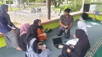 Ridwan Mustopa, wartawan Kompas TV, tengah memberikan materi kelas editing video dan wawancara, dalam kegiatan Ngabuburit Ngaji Jurnalistik, Ramadan 1444 H/2023. (Liputan6.com/Jayadi Supriadin)