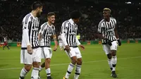 Para pemain Juventus merayakan gol ke gawang Genoa pada laga Serie A di Juventus Stadium, Turin, Kamis (4/2/2016) dini hari WIB. (AFP/Marco Bertorello)