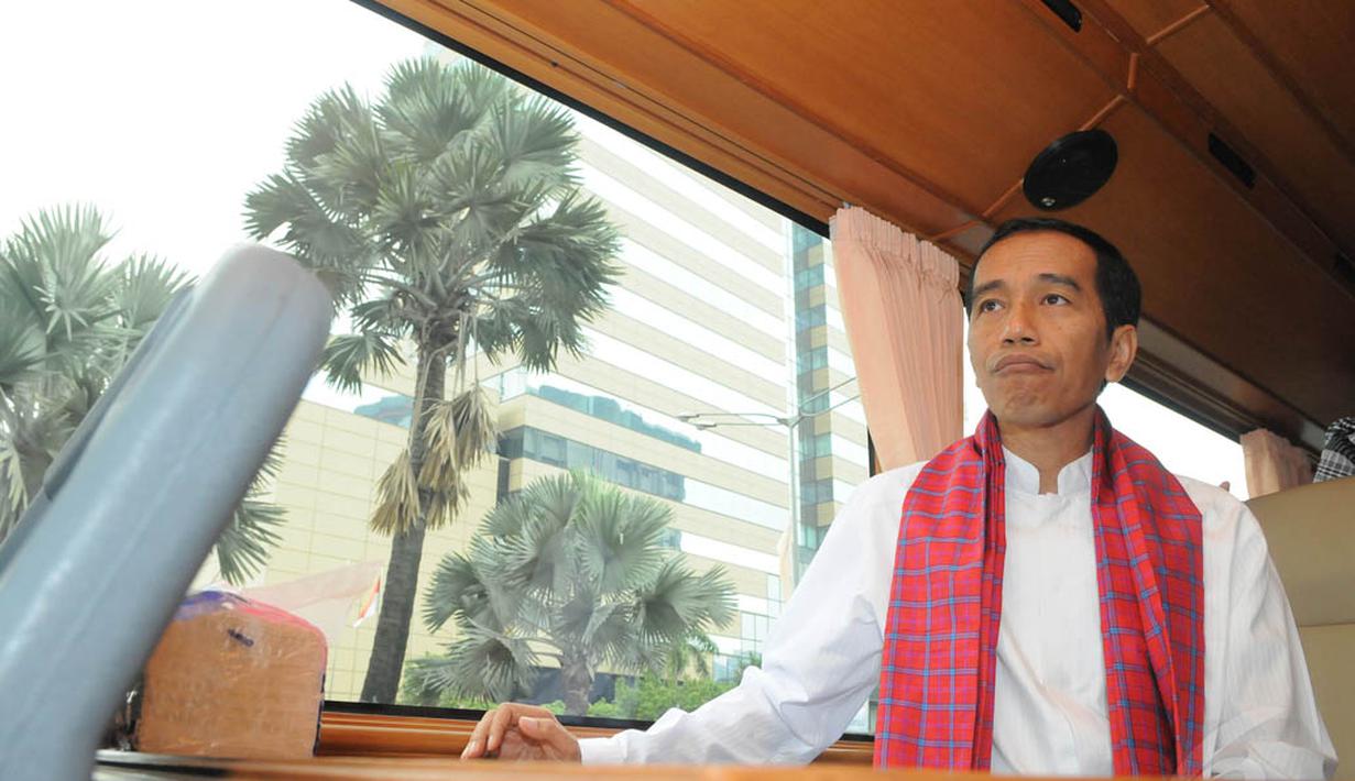 Jokowi saat menumpang bus Enjoy Jakarta milik Pemprov DKI, (3/10/14). (Liputan6.com/Herman Zakharia)