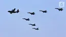 Prajurit TNI Angkatan Udara unjuk kebolehan dalam atraksi akrobatik pesawat tempur pada perayaan HUT ke-74 TNI di Taxy Way Echo Lanud Halim Perdanakusuma, Jakarta Timur, Sabtu (5/10/2019). HUT ke-74 TNI diikuti oleh 6.806 prajurit. (Liputan6