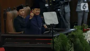 Presiden Republik Indonesia, Prabowo Subianto saat menyampaikan pidato pertamanya di depan sidang paripurna pelantikan Presiden dan Wakil Presiden terpilih periode 2024-2029 di Gedung Nusantara I Kompleks Parlemen, Jakarta, Minggu (20/10/2024). (Liputan6.com/Herman Zakharia)