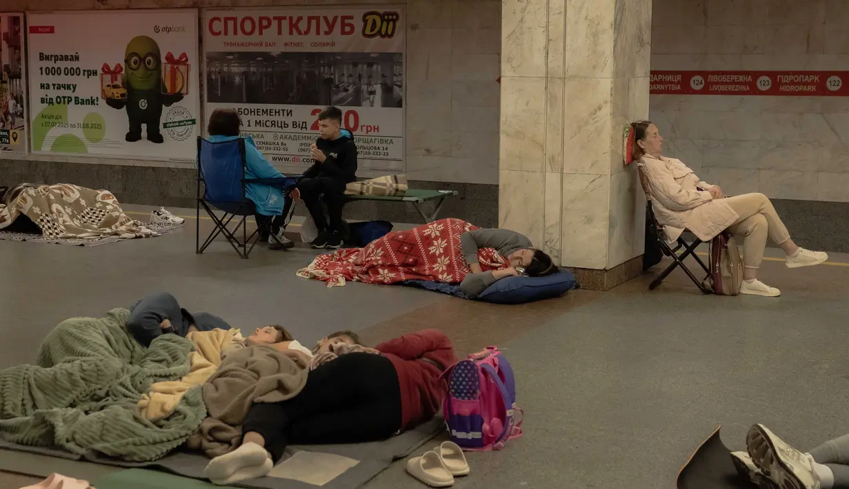 Perserikatan Bangsa Bangsa (PBB) melaporkan, serangan di kota Kharkiv dan Zaporizhzhia menewaskan sedikitnya 10 orang, termasuk tiga di antaranya anak-anak, sementara 23 orang lainnya mengalami luka-luka. (Roman PILIPEY/AFP)