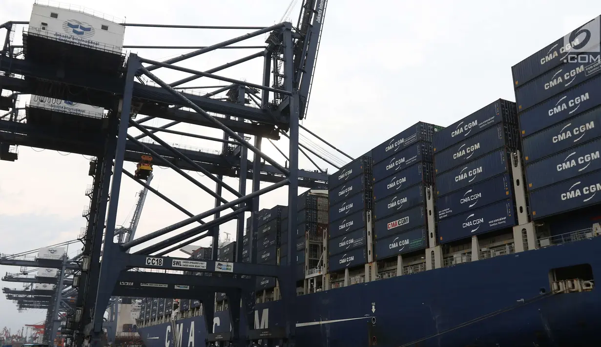 Persiapan keberangkatan kapal besar (Direct Call) pembawa kontainer yang membawa ekspor Indonesia ke Amerika Serikat (AS) di Pelabuhan Tanjung Priok, Jakarta, Selasa (15/5). (Liputan6.com/Angga Yuniar)