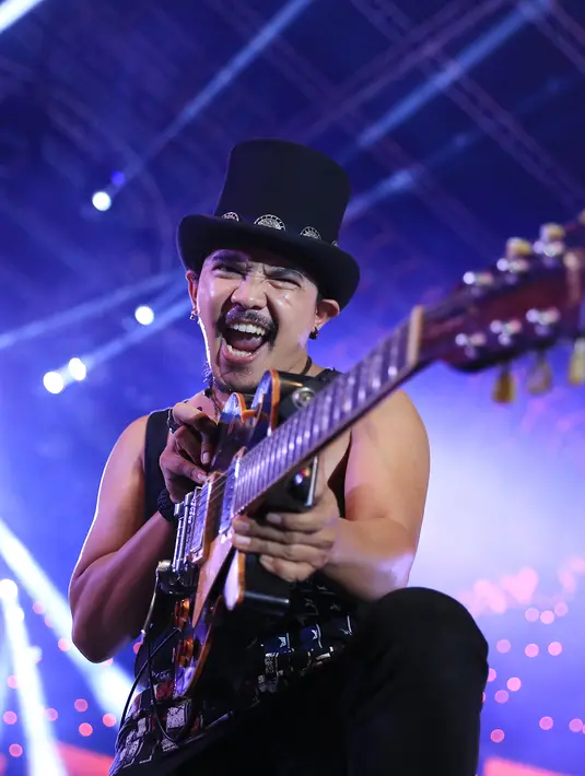 "Tapi kan yang kerja untuk Kotak banyak. Jadi kita usahain biar dapur orang-orang masih itu masih tetap ngebul. Meski dua bidadari itu vakum sementara, tapi gimana caranya bendera band ini tetep jalan," ujar Cella. (Adrian Putra/Bintang.com)