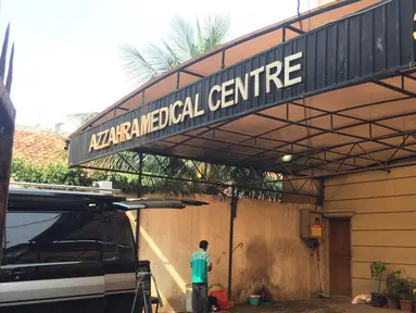 Seorang pria berdiri di halaman Klinik Azzahra Medical Center, Cawang, Jakarta, Jumat (10/11). Klinik itu ditutup sejak peristiwa dokter Letty Sultri yang tewas ditembak sebanyak 8 kali oleh suaminya sendiri, dokter Helmi. (Liputan6.com/Immanuel Antonius)