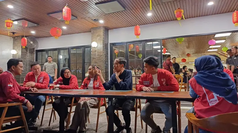 Presiden Joko Widodo (Jokowi) bersama sang anak yang merupakan Ketua Umum Partai Solidaritas Indonesia (PSI), Kaesang Pangarep di  kawasan Braga, Kota Bandung, Jawa Barat, Sabtu (3/2/2024). (Liputan6.com/Ika Defianti)