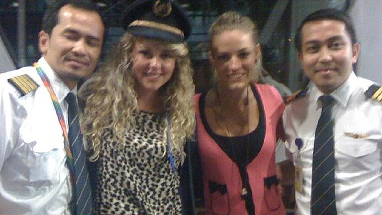 Kopilot Malasia Airlines Bawa 2 Wanita Cantik ke Kokpit 