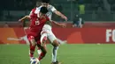 Pemain belakang timnas Indonesia U-20, Dzaky Asraf (kiri) berebut bola dengan pemain Uzbekistan pada laga terakhir Grup A Piala Asia U-20 di Stadion Istiqlol Fergana, Uzbekistan, Selasa (7/3/2023). Garuda Muda gagal mencetak gol dalam laga yang tuntas 0-0. Hasil ini membuat Indonesia tersingkir dari ajang Piala Asia U-20. (Foto: Dok PSSI)