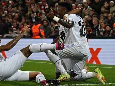 Hingga babak 16 besar Liga Champions 2022/2023 tercatat beberapa laga seru yang menghasilkan banyak gol di akhir laga. Hebatnya ada beberapa tim yang mampu menangguk kemenangan besar setelah sempat tertinggal lebih dahulu dan akhirnya melakukan comeback gemilang. Tim mana saja ya? Berikut enam tim di antaranya. (AFP/Paul Ellis)