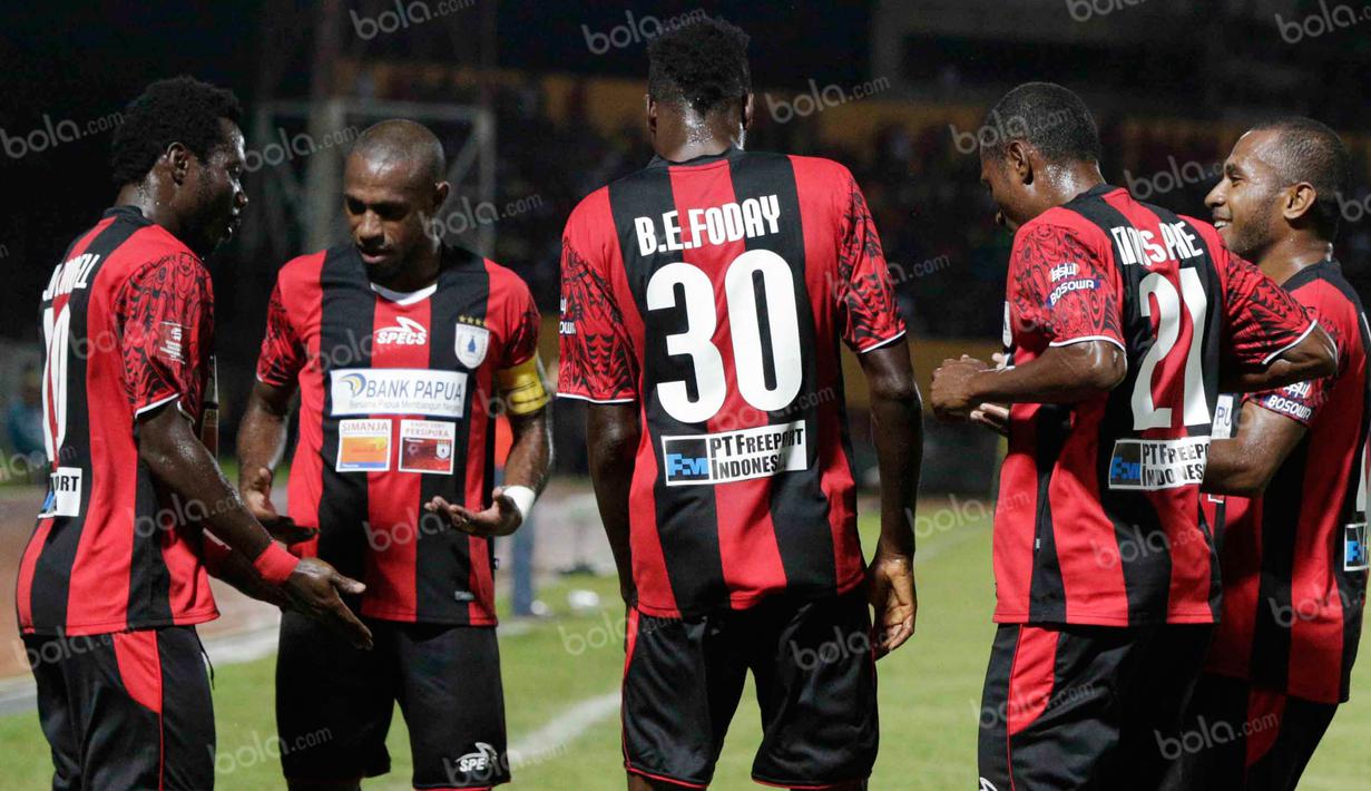Para pemain Persipura merayakan gol yang dicetak James Koko Lomell ke gawang Persija pada laga Torabika Soccer Championship 2016 di Stadion Mandala, Jayapura, Jumat (29/4/2016). (Bola.com/Nicklas Hanoatubun)