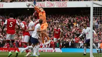 Kiper Tottenham Hotspur Hugo Lloris coba menangkap bola pada laga Liga Inggris melawan Arsenal di Emirates Stadium, Sabtu (1/10/2022). (AFP/Adrian Dennis)